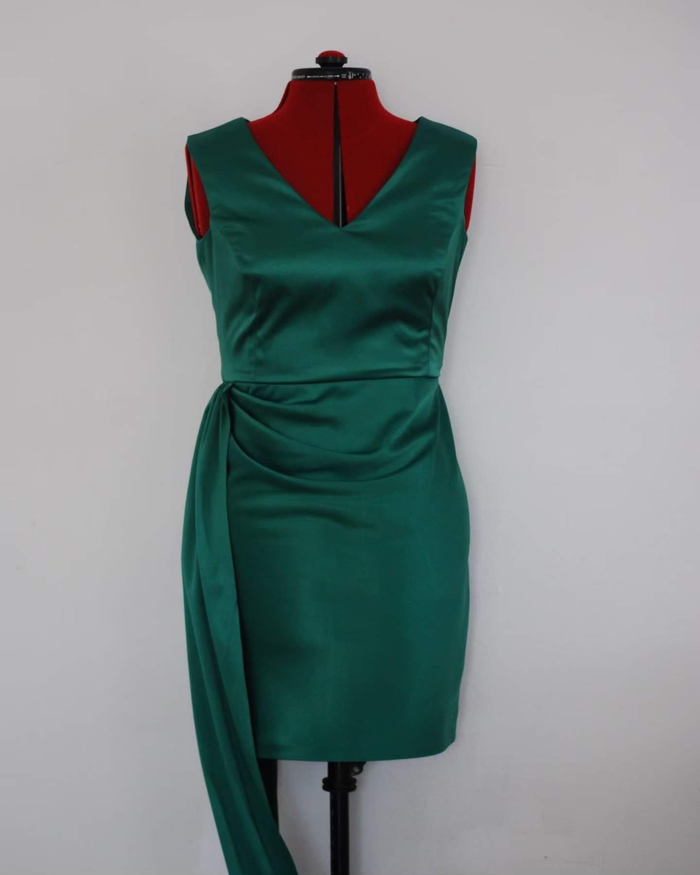 Rochie verde detaliu asimetric