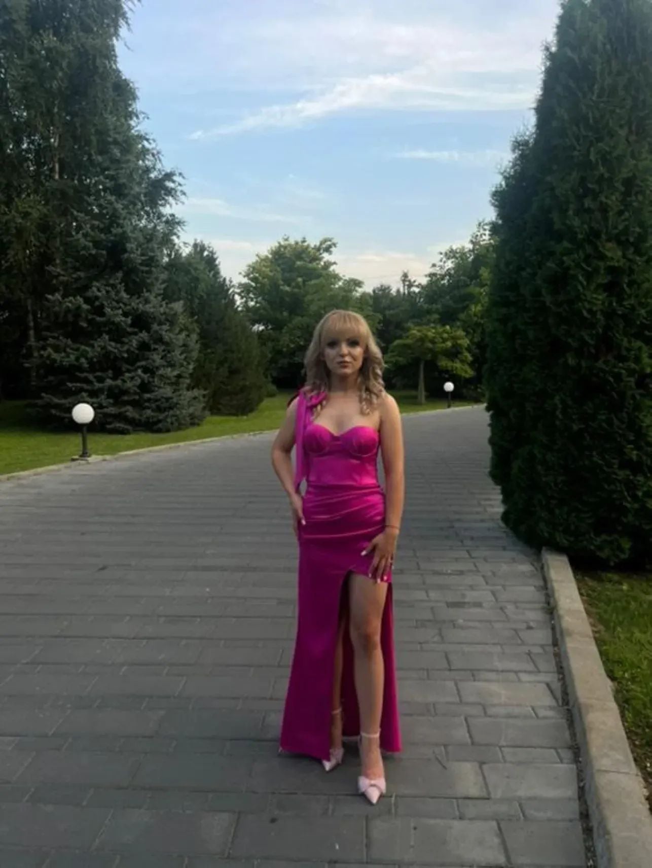 Rochie maxi cu corset si fundă pe umăr