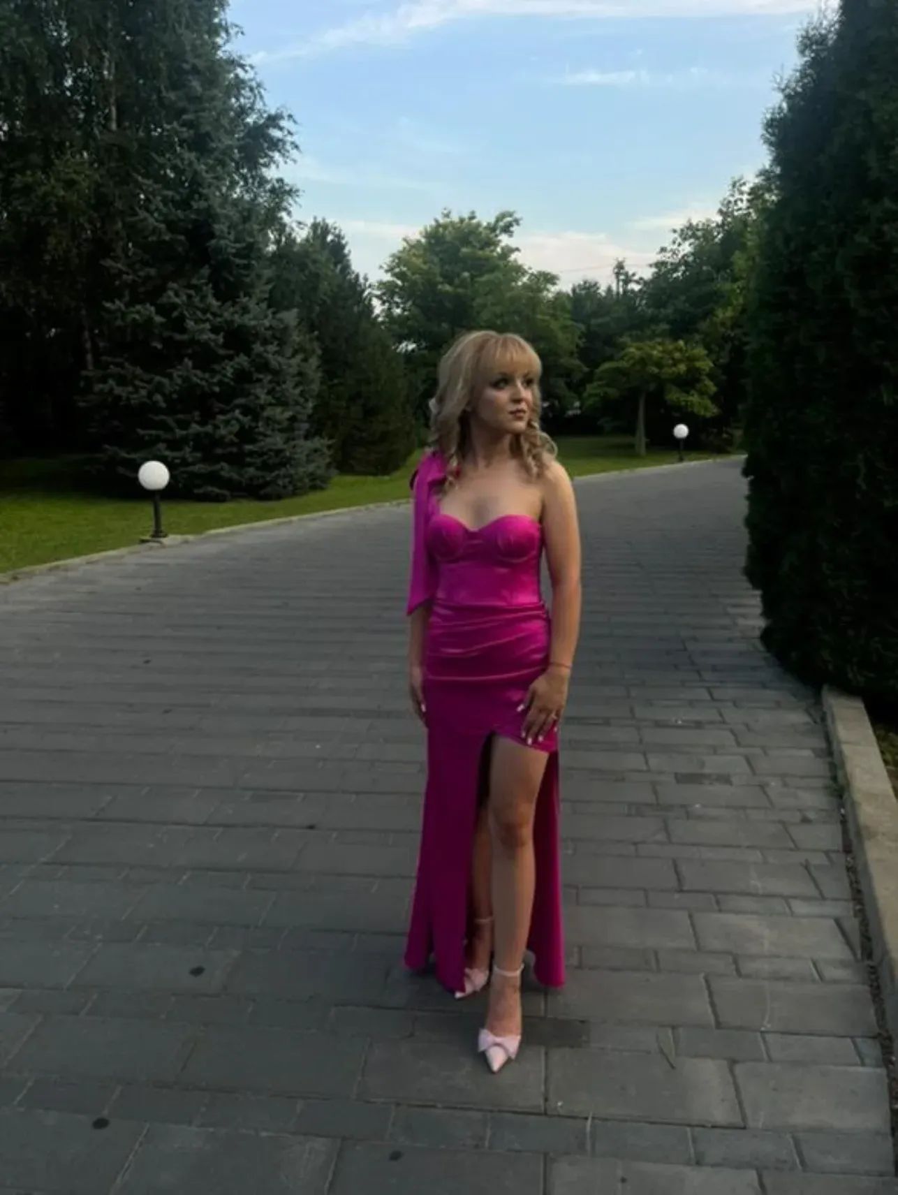 Rochie maxi cu corset si fundă pe umăr